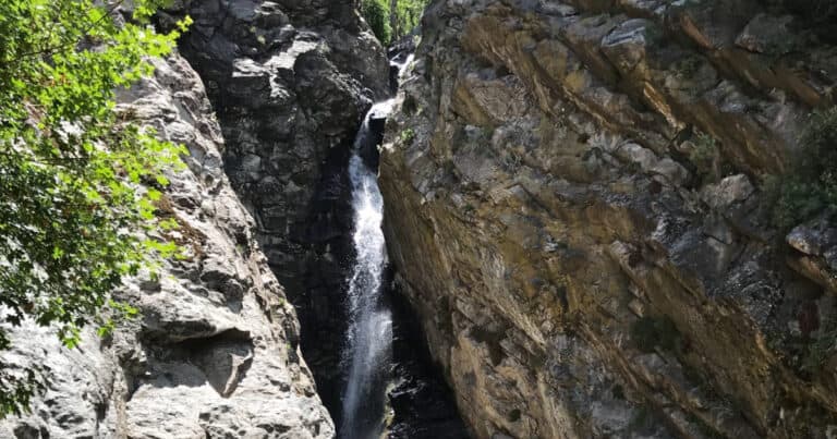 Rocky Mouth Waterfall